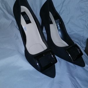 Black Jones New York signature pumps